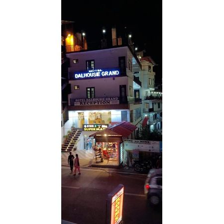 Hotel Dalhousie Grand Banikhet Buitenkant foto